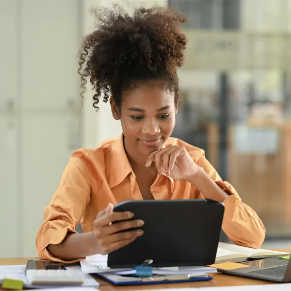 women reading a article